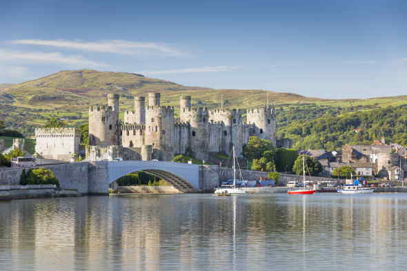 Galles - Castello - Wide view of the castle across the Conwy