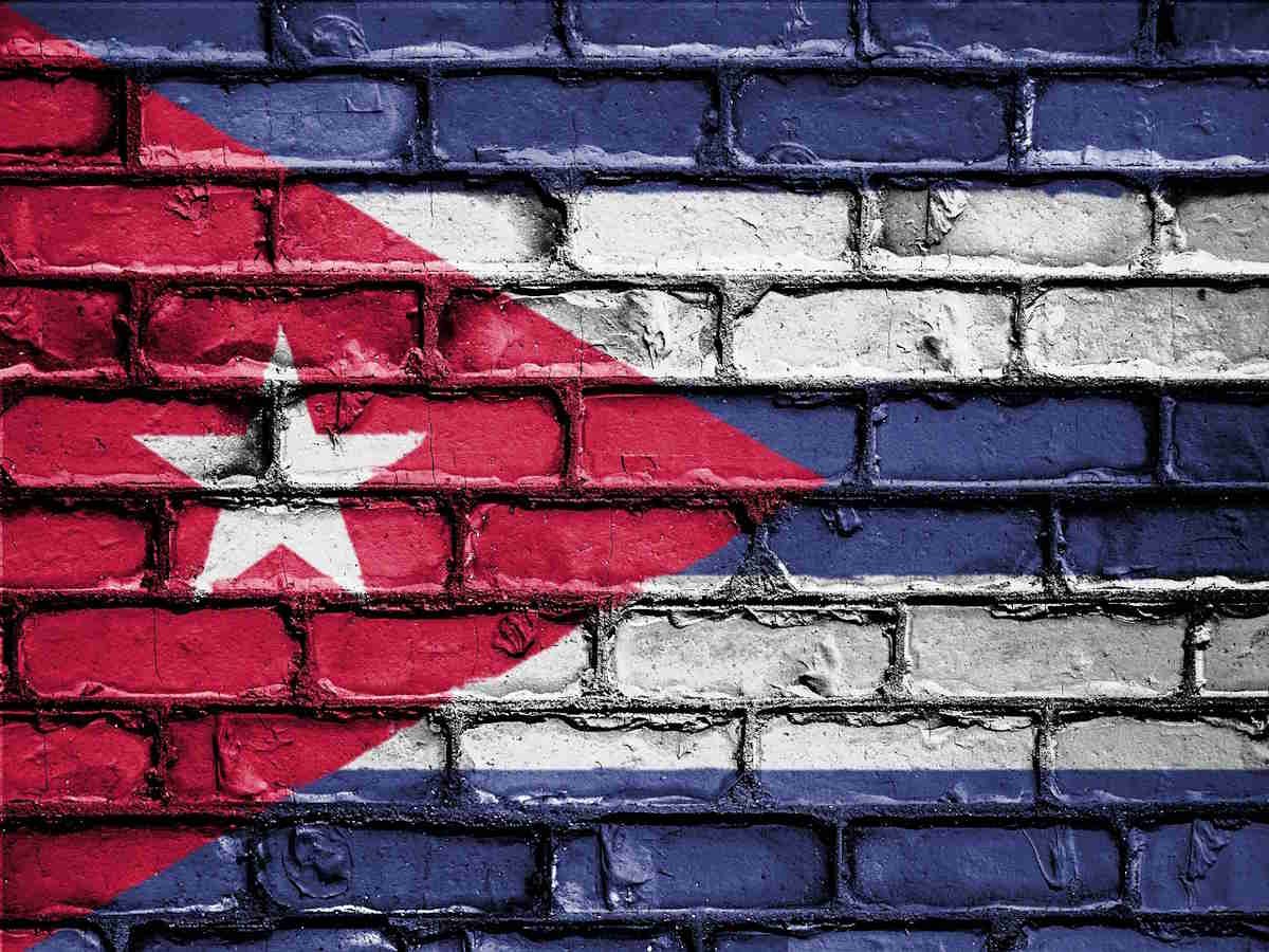 CUBA bandiera su muro